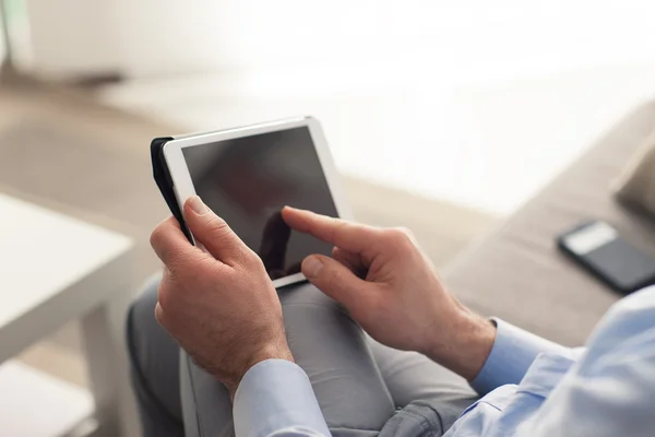 Man met behulp van een digitale touch tablet — Stockfoto