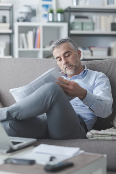 Uomo d'affari che legge un giornale — Foto Stock