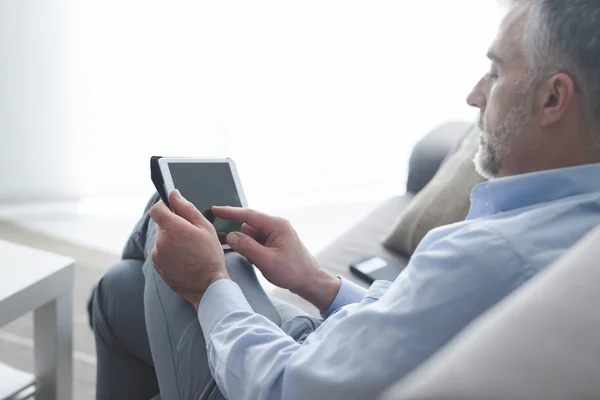 Homem usando um tablet digital — Fotografia de Stock