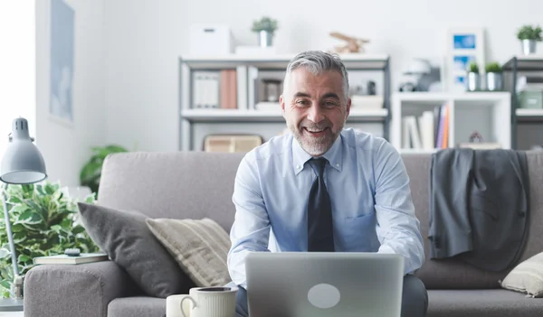 Empresario trabajando en casa — Foto de Stock