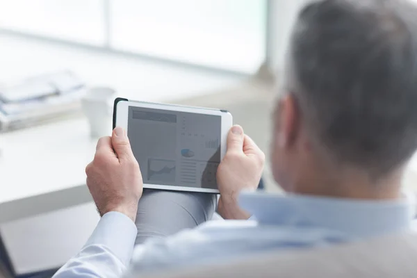 Homem usando um tablet touch screen — Fotografia de Stock