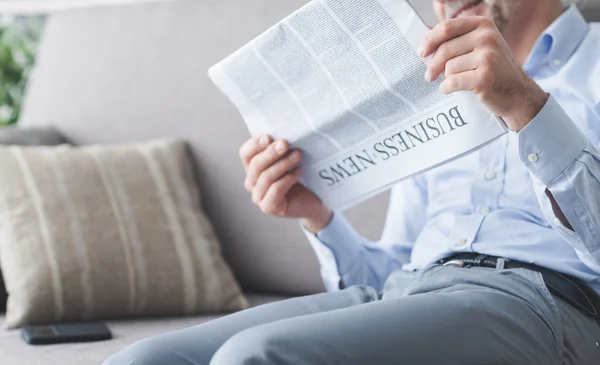 Geschäftsmann liest Nachrichten — Stockfoto