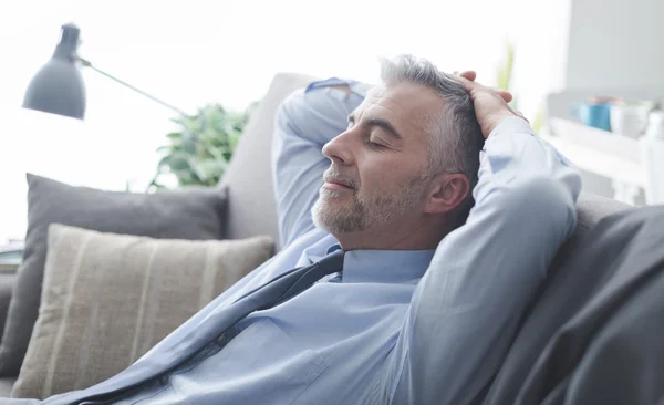 Empresario descansando en el sofá — Foto de Stock