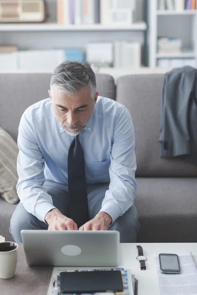 Geschäftsmann arbeitet mit seinem Laptop — Stockfoto