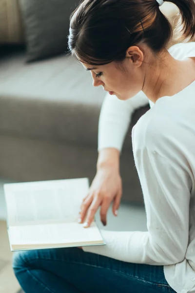 Een vrouw die een boek leest — Stockfoto