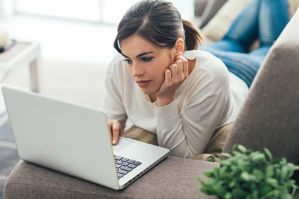 Donna che utilizza un computer portatile — Foto Stock