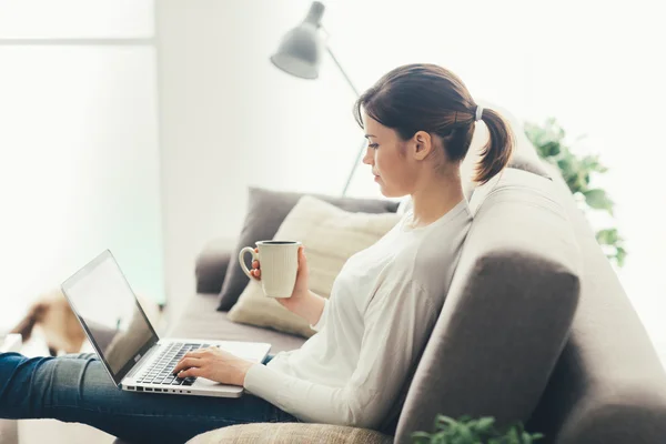 Kobieta korzystająca z laptopa — Zdjęcie stockowe