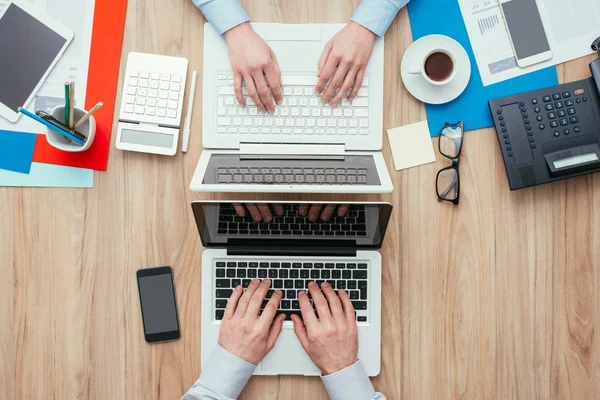 Man and woman working at office desk — Stock Photo, Image