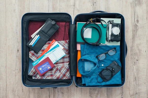 의류와 함께 여행자의 가방, — 스톡 사진
