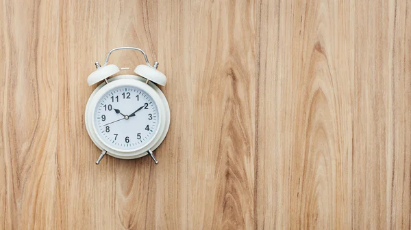 Despertador en una mesa de madera — Foto de Stock