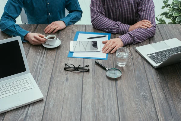 Businessmen are working together at desk — Stock Photo, Image