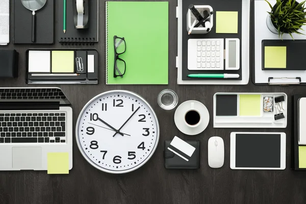 Schreibtisch mit Laptop, Bürozubehör — Stockfoto