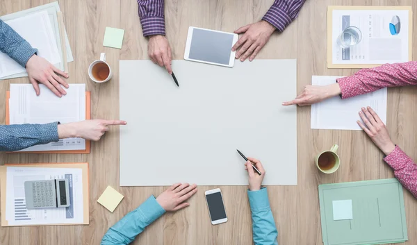 Equipe de negócios trabalhando em um projeto — Fotografia de Stock