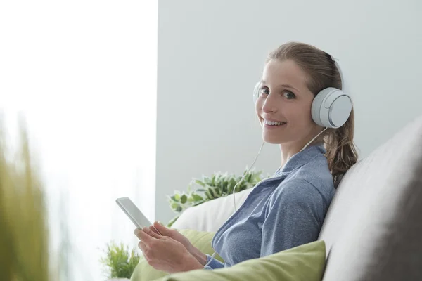 Frau hört Musik — Stockfoto