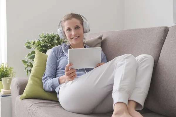 Mulher usando um tablet digital — Fotografia de Stock