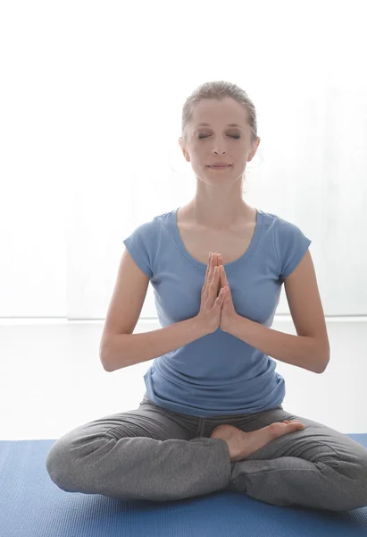 Mujer practicando yoga y meditación — Foto de Stock