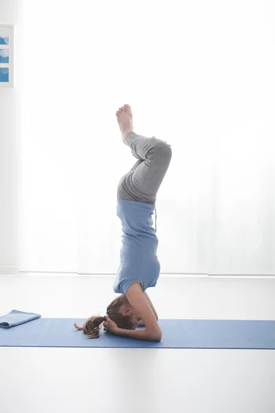 Femme pratiquant le yoga — Photo