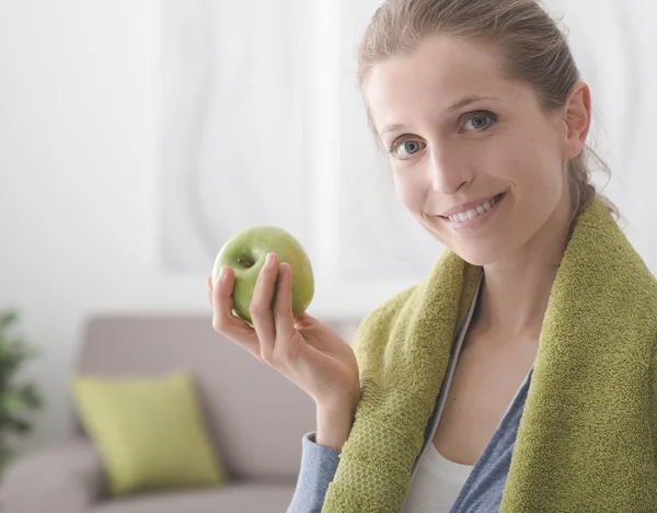 Mujer sonriente comiendo una manzana — Foto de Stock