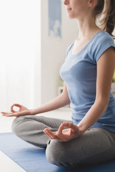 Vrouw thuis beoefenen van yoga — Stockfoto