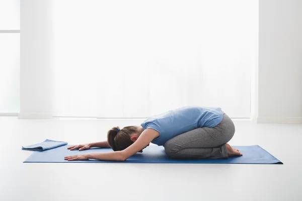 Kvinna utövar yoga — Stockfoto