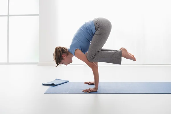 Frau praktiziert Yoga — Stockfoto