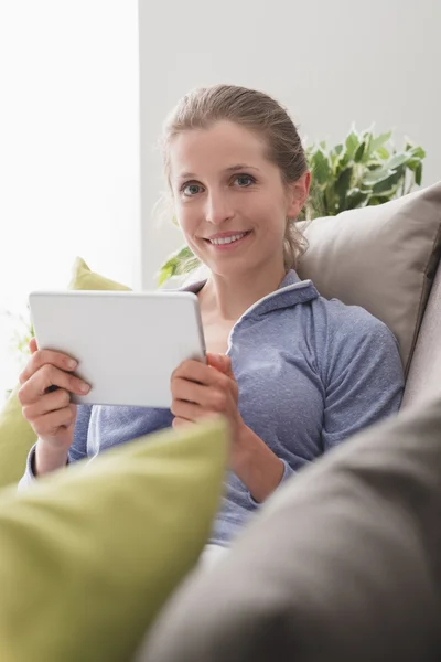 Kobieta za pomocą tablet z ekranem dotykowym — Zdjęcie stockowe