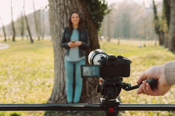 Macchina fotografica e mano dell'operatore — Foto Stock