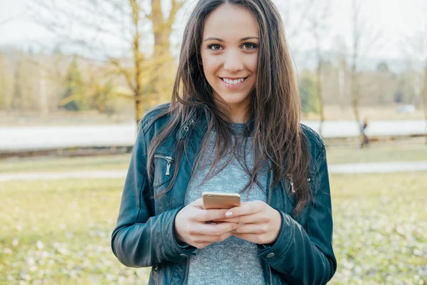 Mujer mensajes de texto con su teléfono inteligente — Foto de Stock