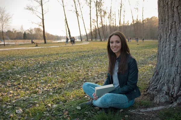 Kobieta czytająca w parku — Zdjęcie stockowe