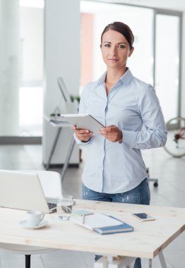 İş kadını dijital tablet ile poz