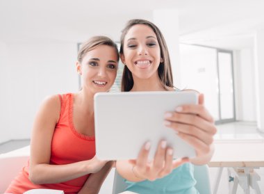 Kızlar bir tablet ile sosyal ağ