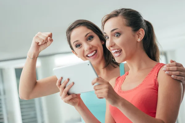 Gelukkig vriendinnen met behulp van een tablet — Stockfoto