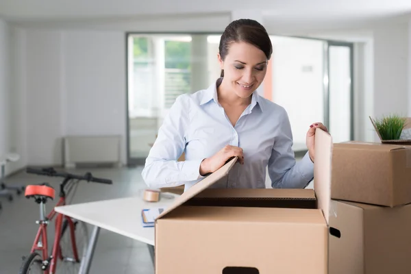 Mujer feliz desembalaje — Foto de Stock