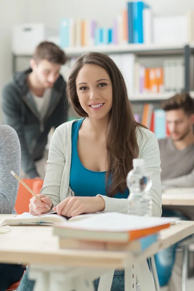 Meisje studeren aan Bureau — Stockfoto