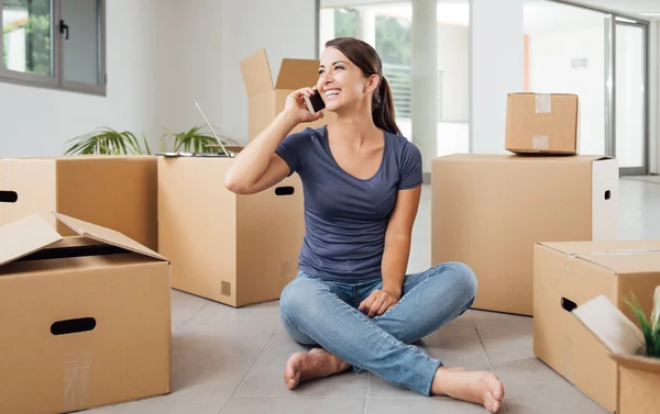 Mujer al teléfono en su nueva casa — Foto de Stock