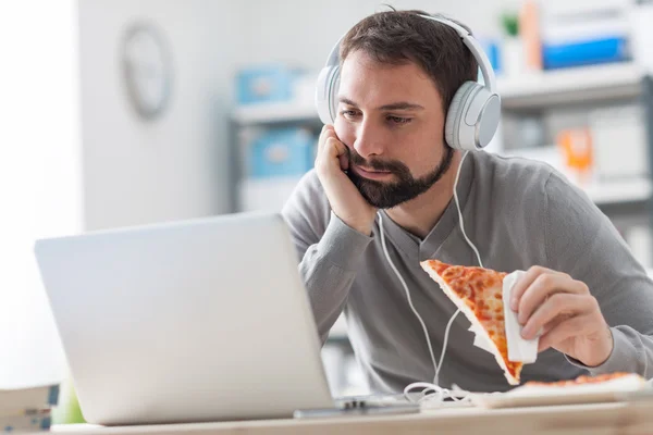 Luie man een klaar maaltijd — Stockfoto