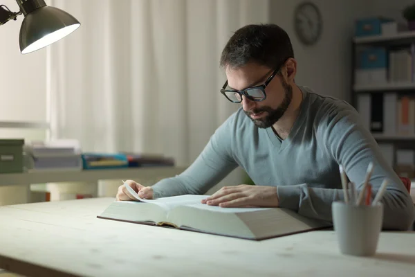 Homme intelligent étudiant la nuit — Photo