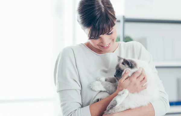 Onu kedi ile evde beslenen hayvan sahip — Stok fotoğraf