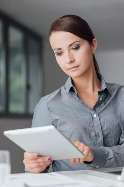 Femme d'affaires confiante utilisant une tablette numérique — Photo