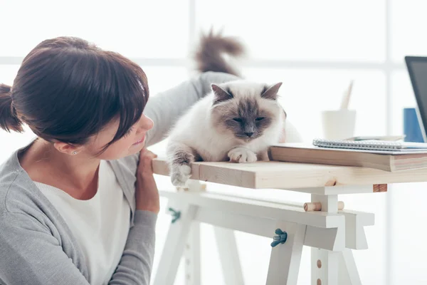 年轻女子和她可爱的猫咪 — 图库照片