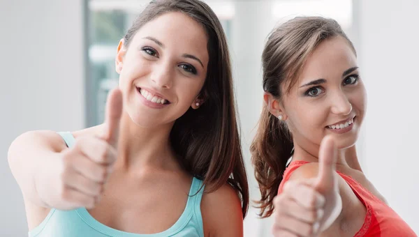 Chicas alegres pulgares hacia arriba — Foto de Stock