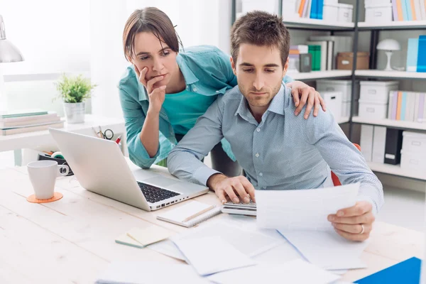 Casal verificando contas em casa — Fotografia de Stock