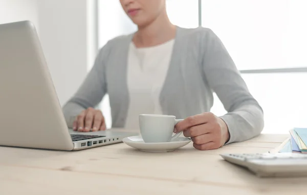 Mujer joven trabajando con un ordenador portátil — Foto de Stock