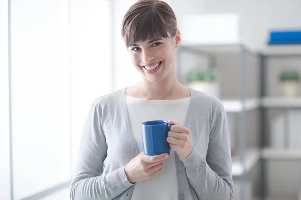 Kobieta o gorącej kawy — Zdjęcie stockowe