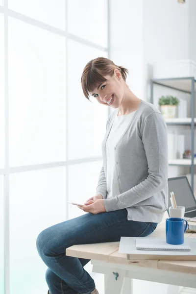 Mujer joven usando un teléfono inteligente — Foto de Stock