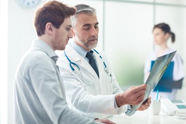 Doktor hastanın x-ray incelenmesi
