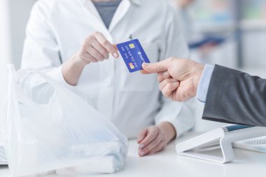 Adam bir kredi kartı ile alışveriş
