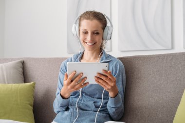 Kadın bir tablet ile bağlanma