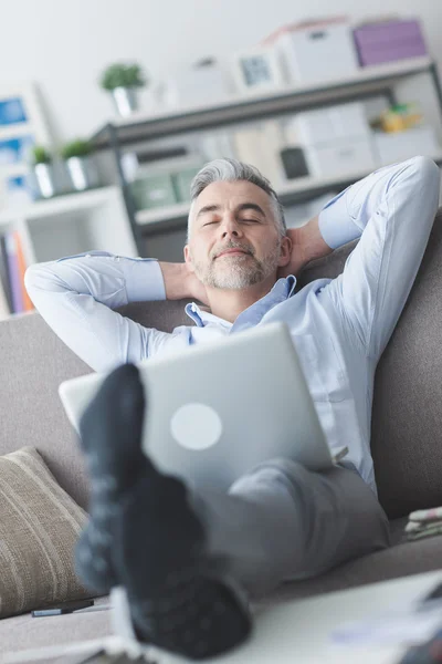 Mann entspannt sich zu Hause — Stockfoto