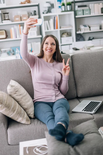 Menina bonito usando um smartphone — Fotografia de Stock